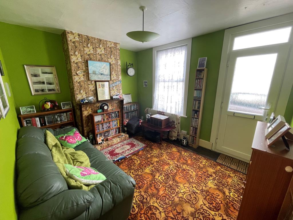 Lot: 10 - FREEHOLD MID-TERRACE HOUSE FOR INVESTMENT - Living room